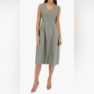 AKRIS Sz 14 NWT | Sage Green Linen V-Neck Sleeveless Midi Dress
$2,390